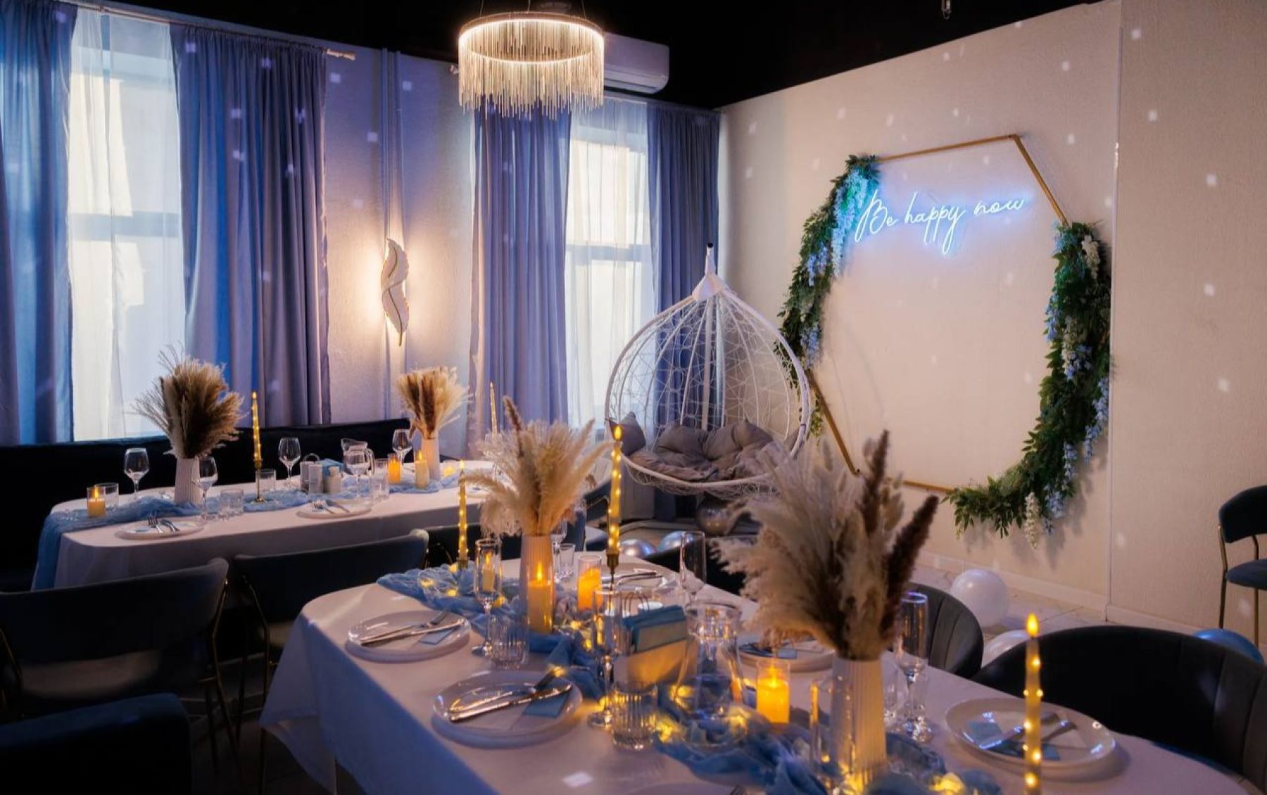 Светлый лофт Хэппи - просторный зал с высокими потолками