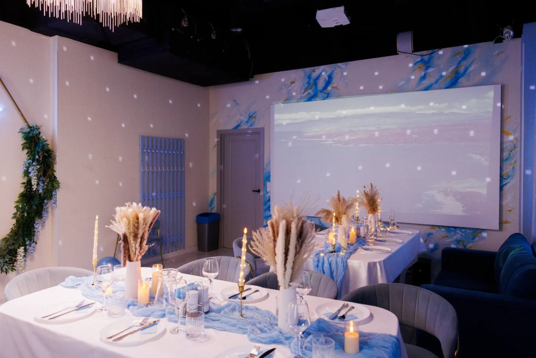 Фотозона с неоном в светлом лофте Хэппи