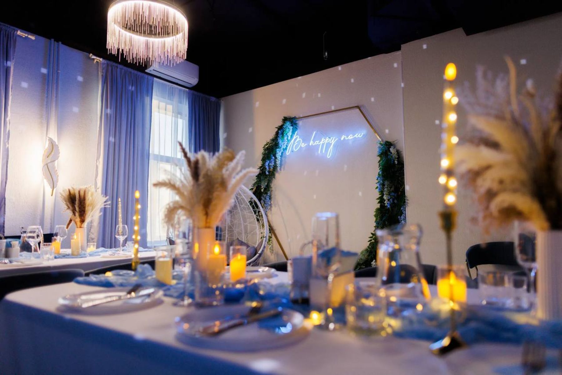 Зал с проектором и диско-шаром в лофте Хэппи