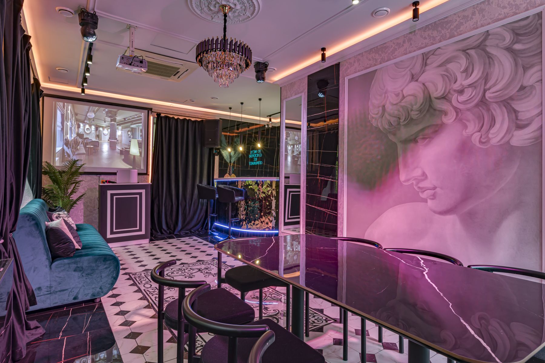 Зал на первом этаже с верандой