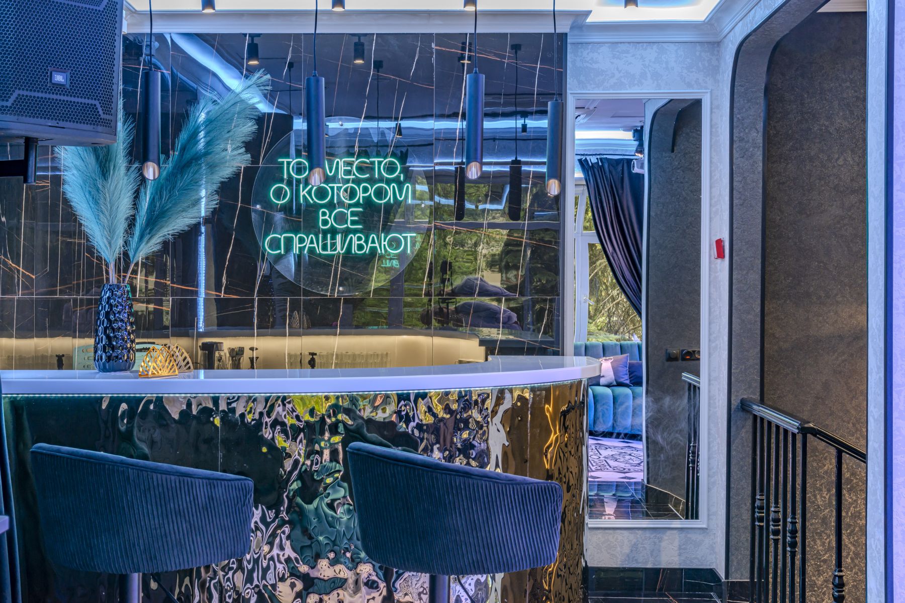 Классический интерьер с поп-арт акцентами