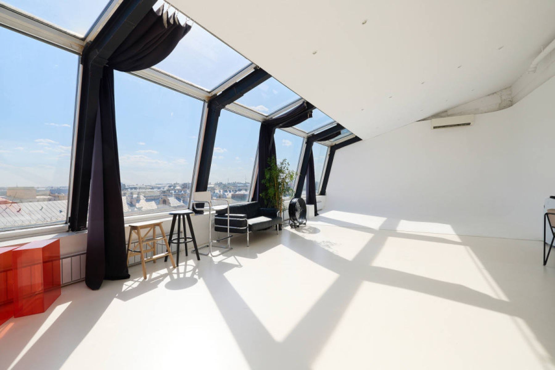 Лофт «Верхний» в Skypoint Studio с панорамными окнами