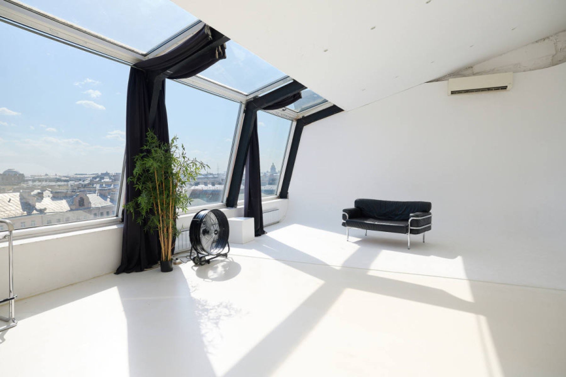 Стол и кресла в лофте «Верхний» для корпоративов