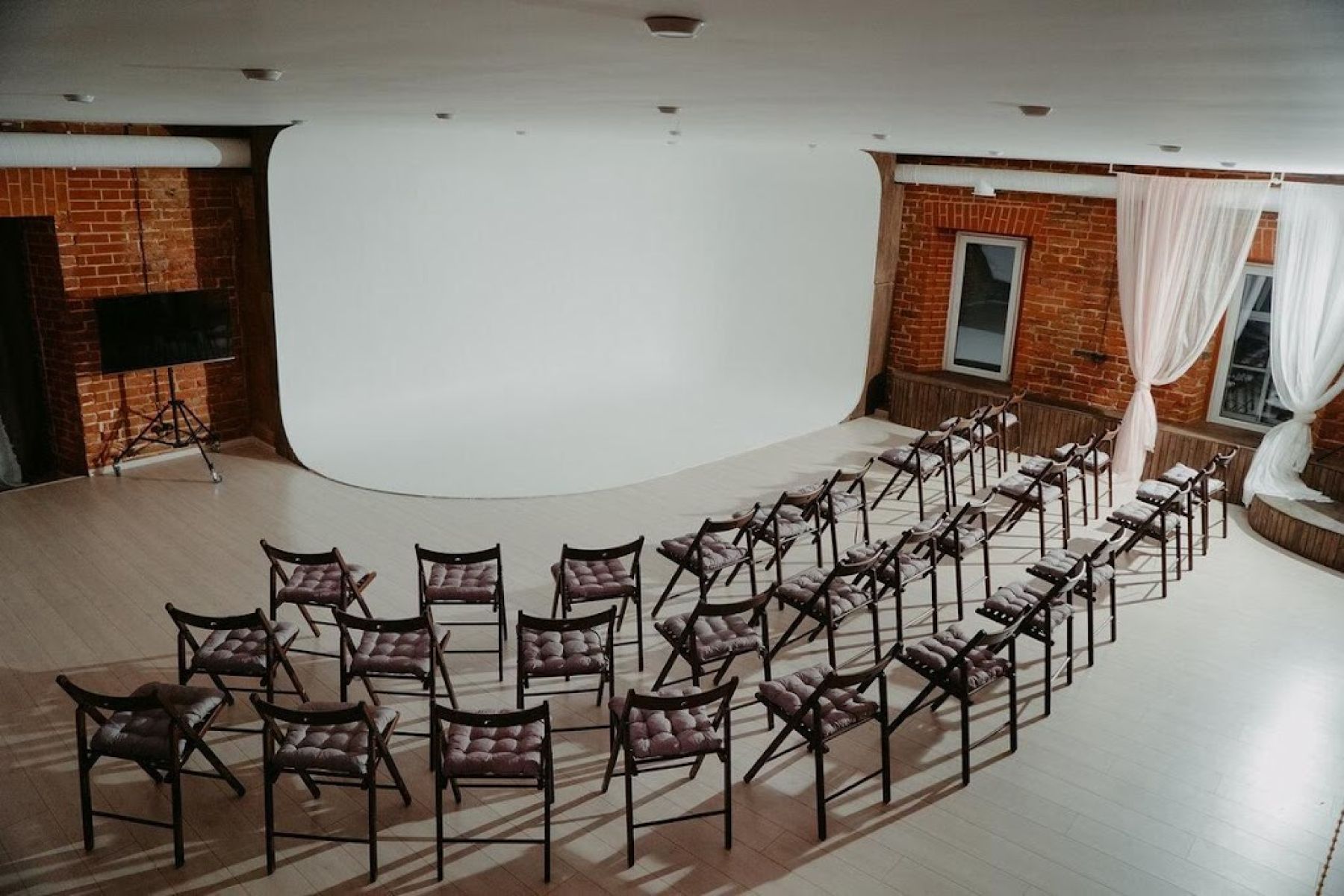 Камин в банкетном зале «Лофт Толстого»