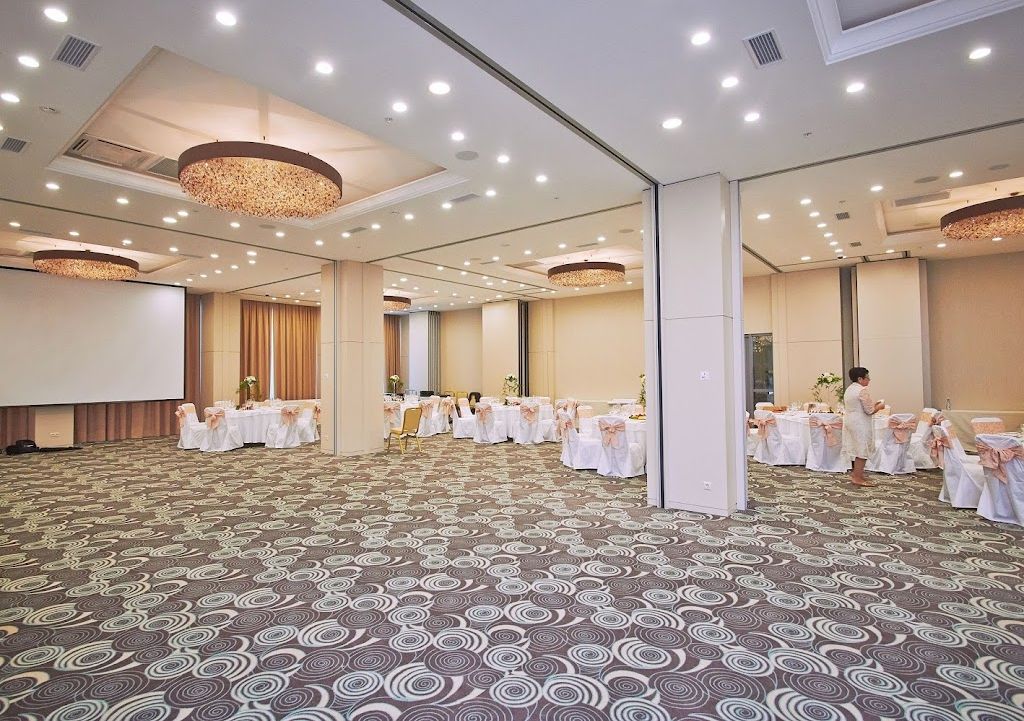 Комфортабельный интерьер банкетного зала