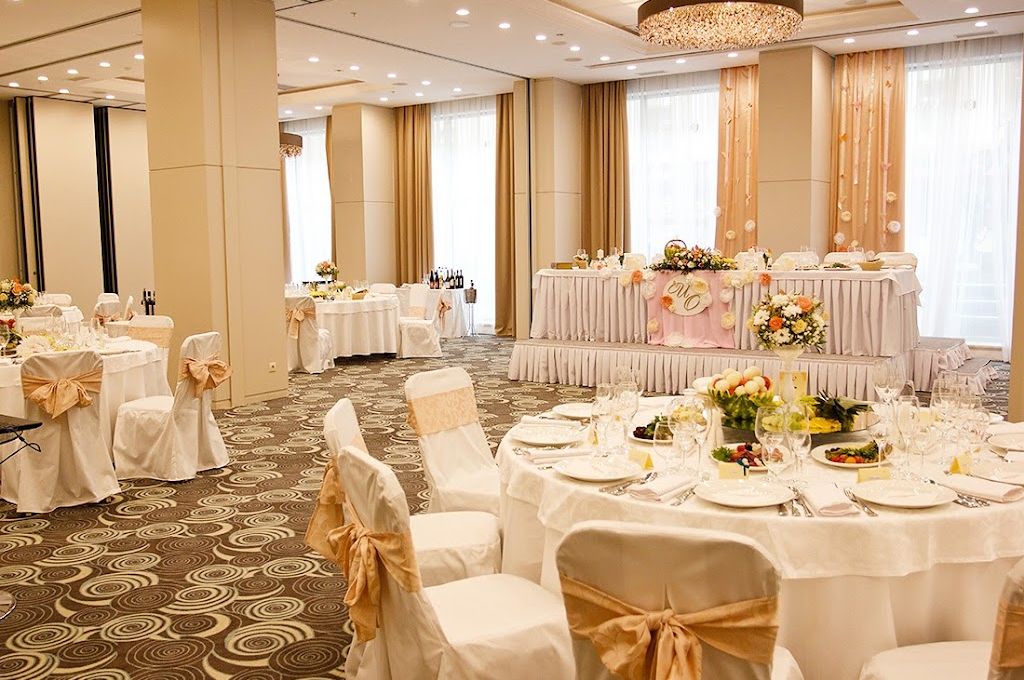 Сцена в банкетном зале Ramada