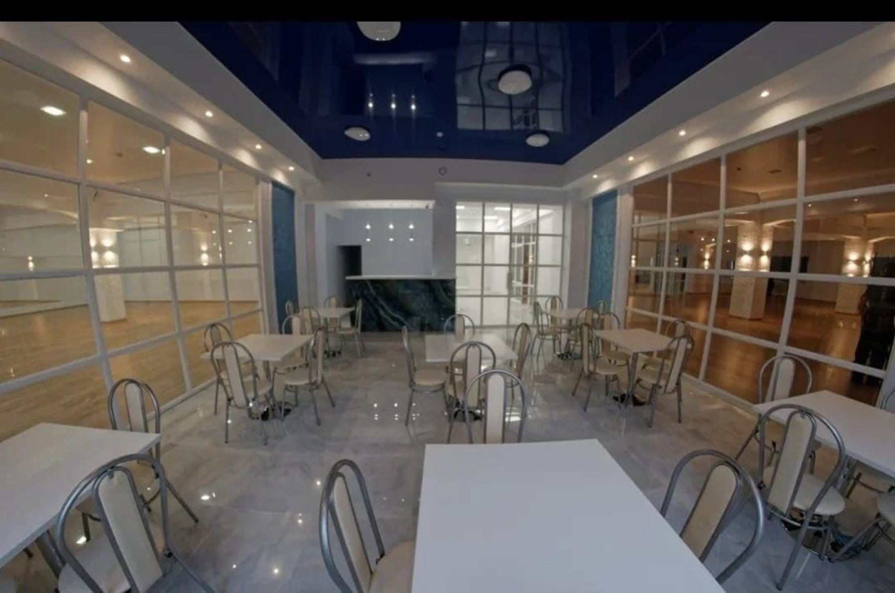 Профессиональное оборудование в танцевальном зале Bossa Nova