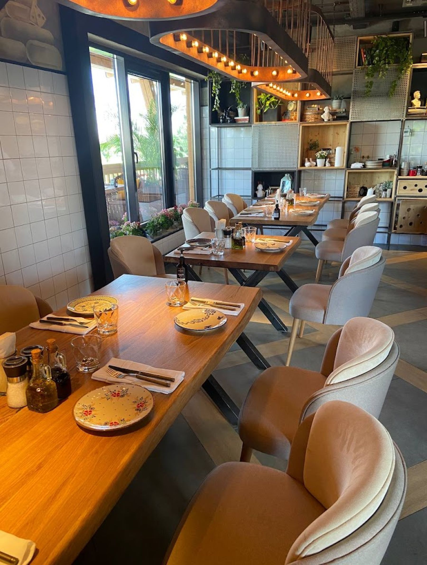 Стол с угощениями в банкетном зале "Сыроварня"