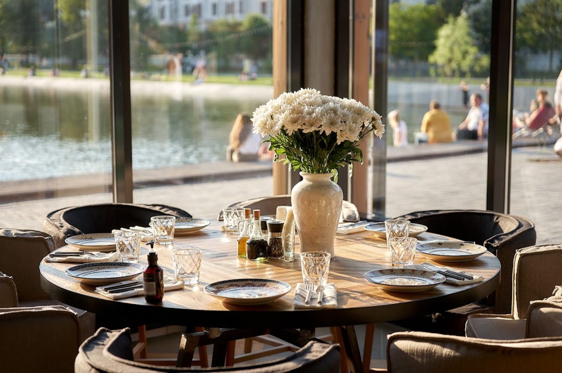 Атмосфера праздника в банкетном зале "Сыроварня"