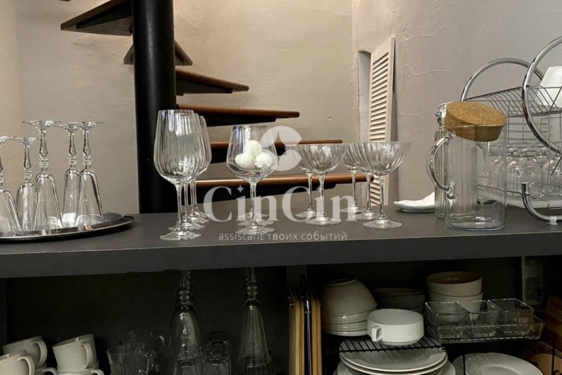 Внутренний интерьер лофта «Cin Cin»