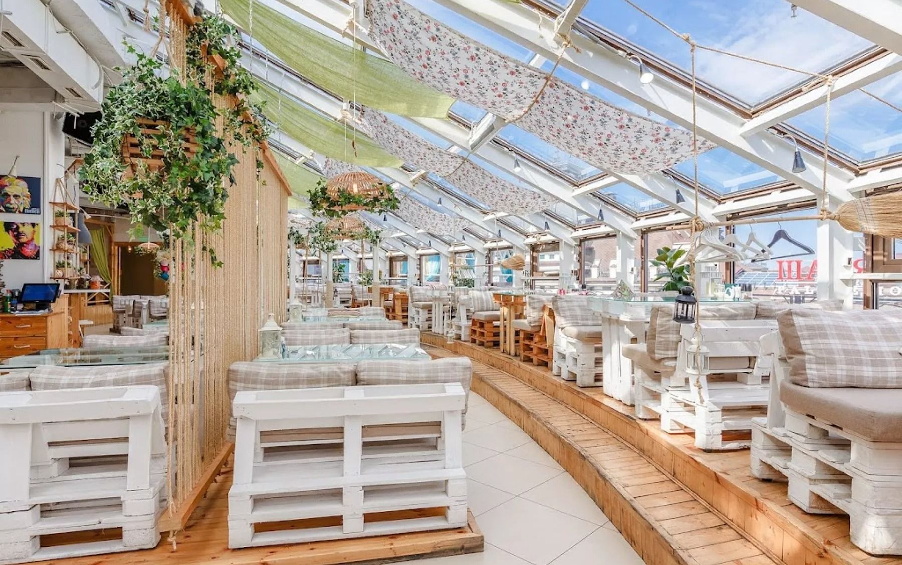 Панорамный вид из банкетного зала На Крыше