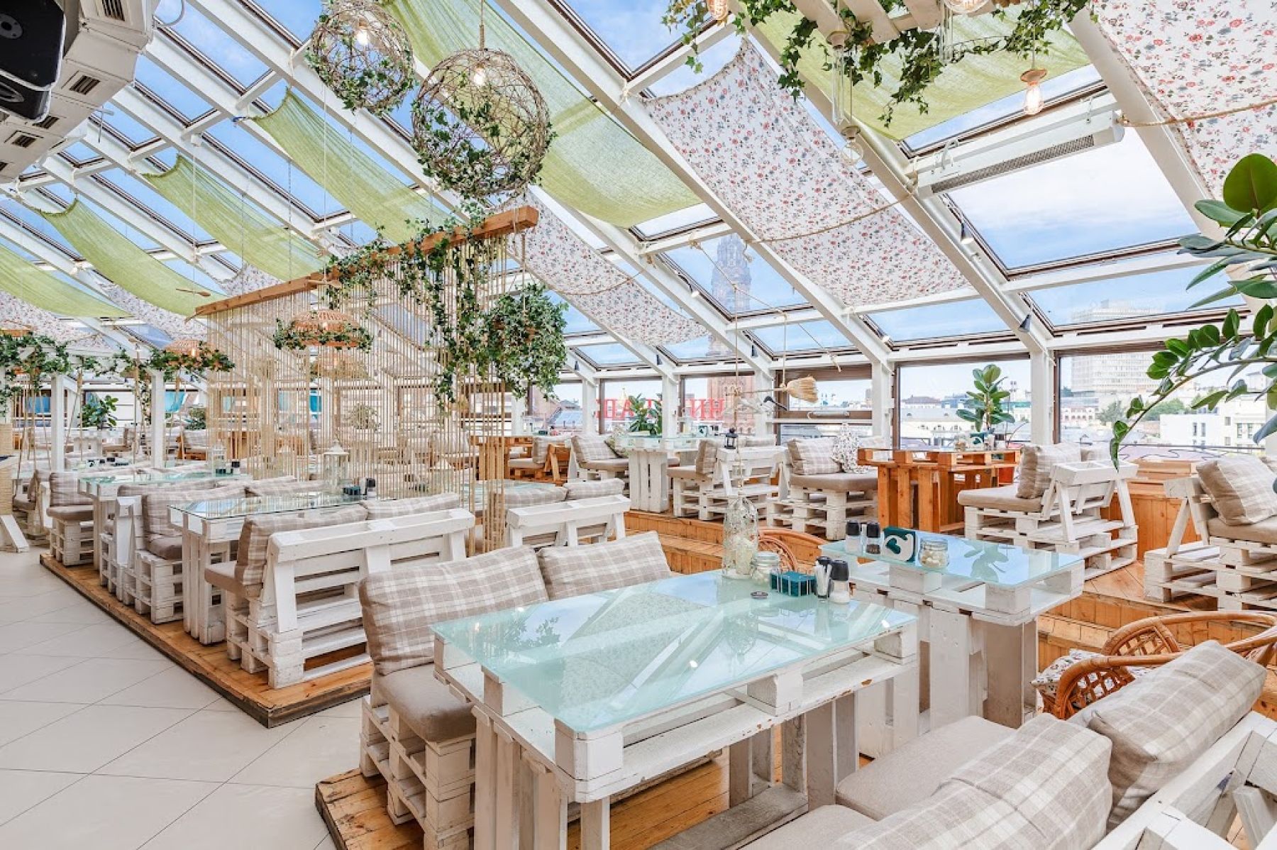 Свадебное оформление в банкетном зале На Крыше