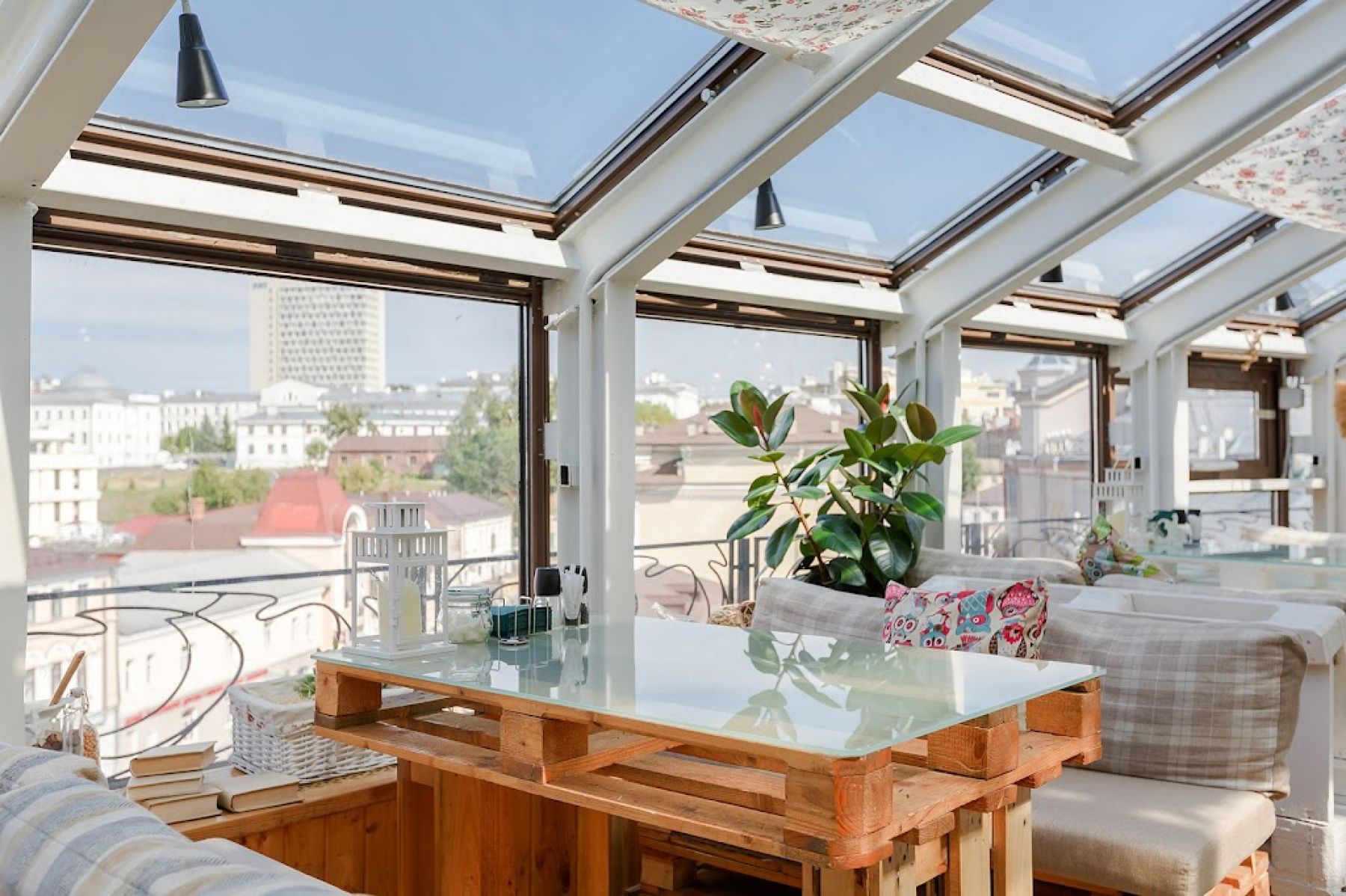 Уютная атмосфера в банкетном зале На Крыше