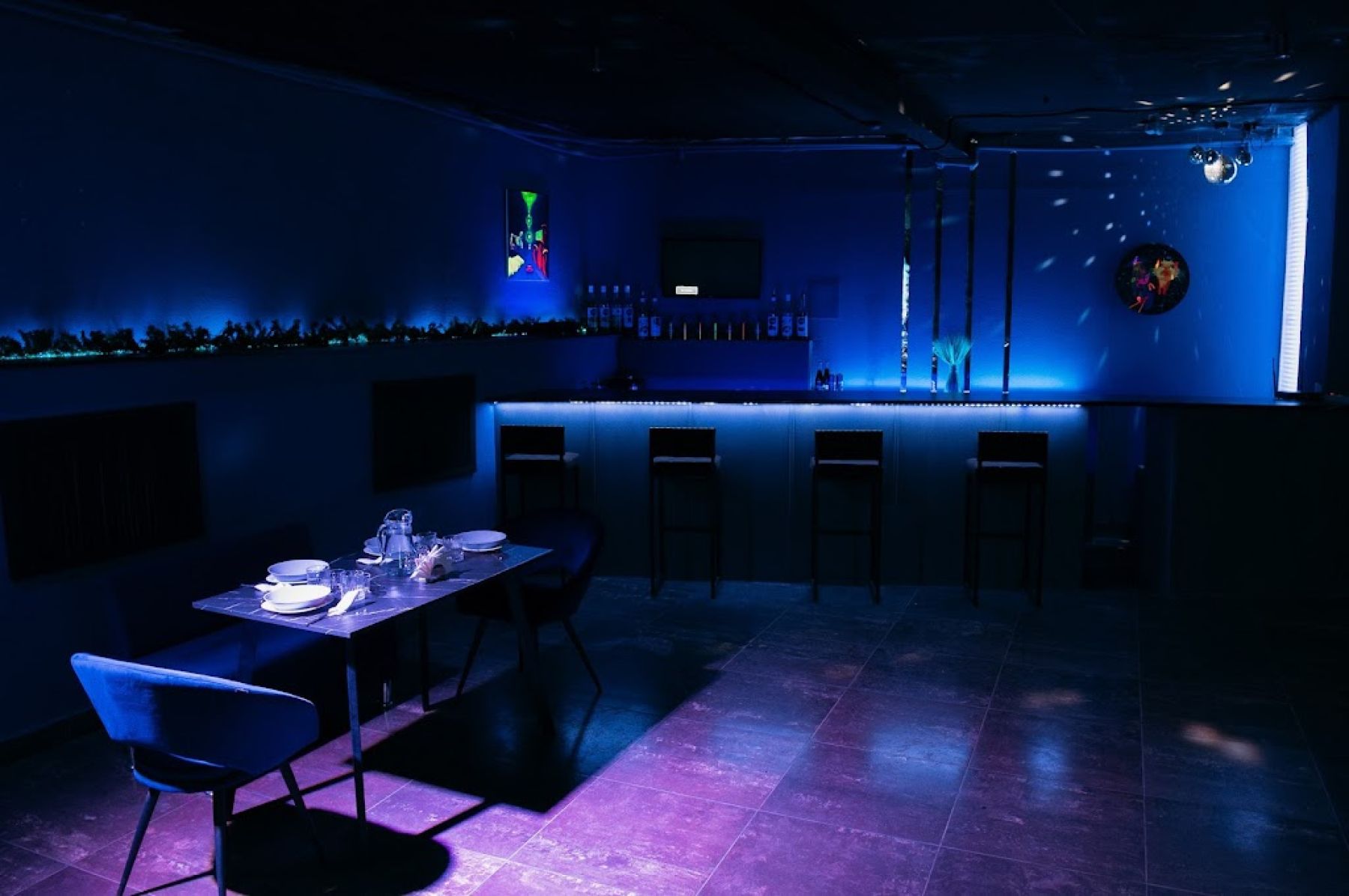 Яркий интерьер пространства для вечеринок