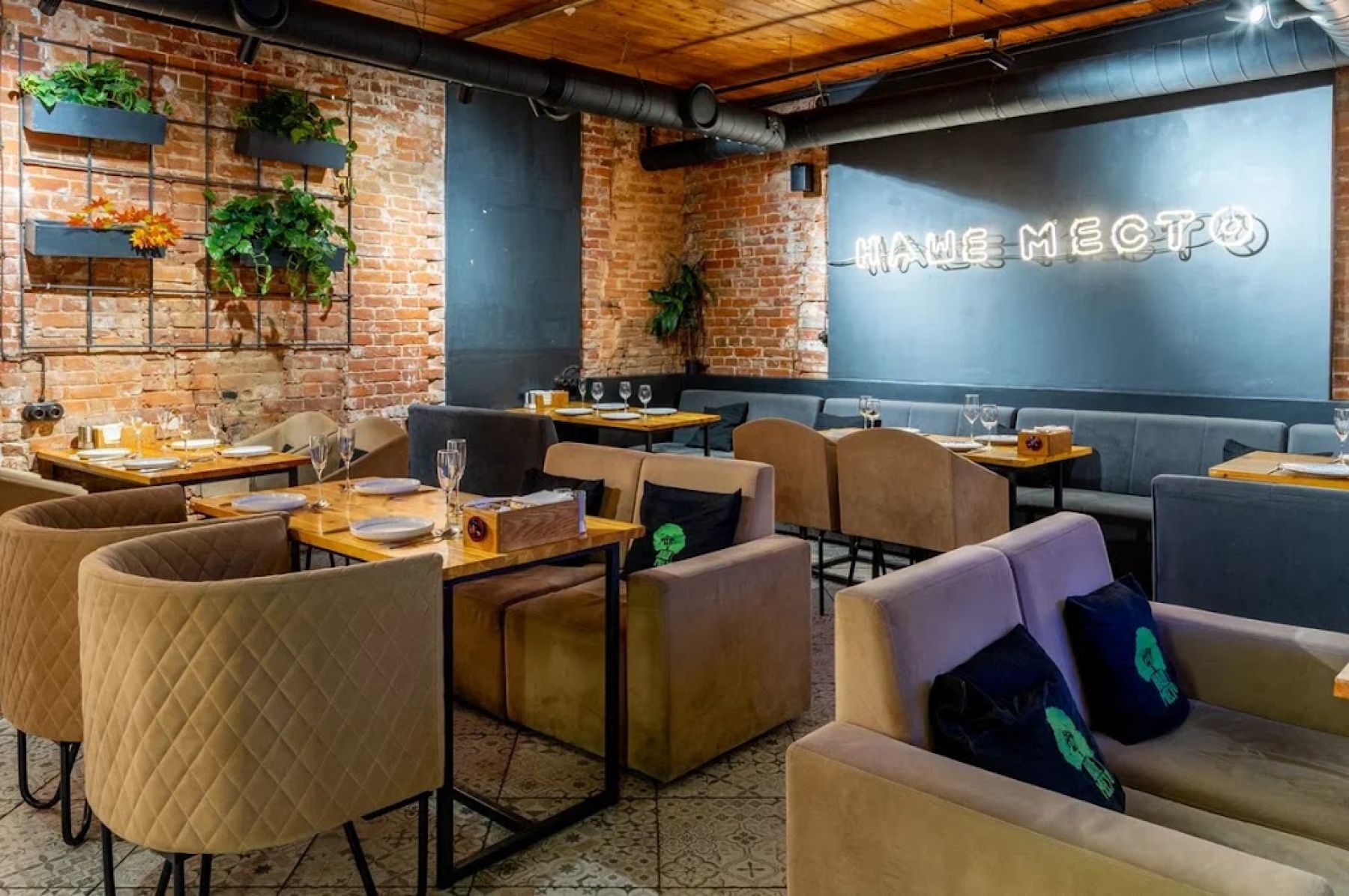 Зал для банкетов в ресторане 'Наше место'