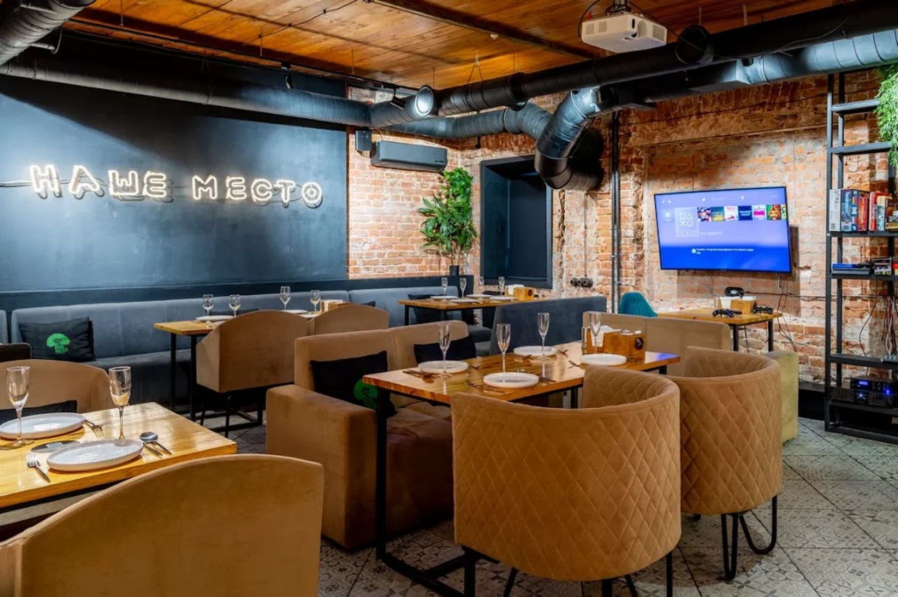 Уютная атмосфера в ресторане 'Наше место'