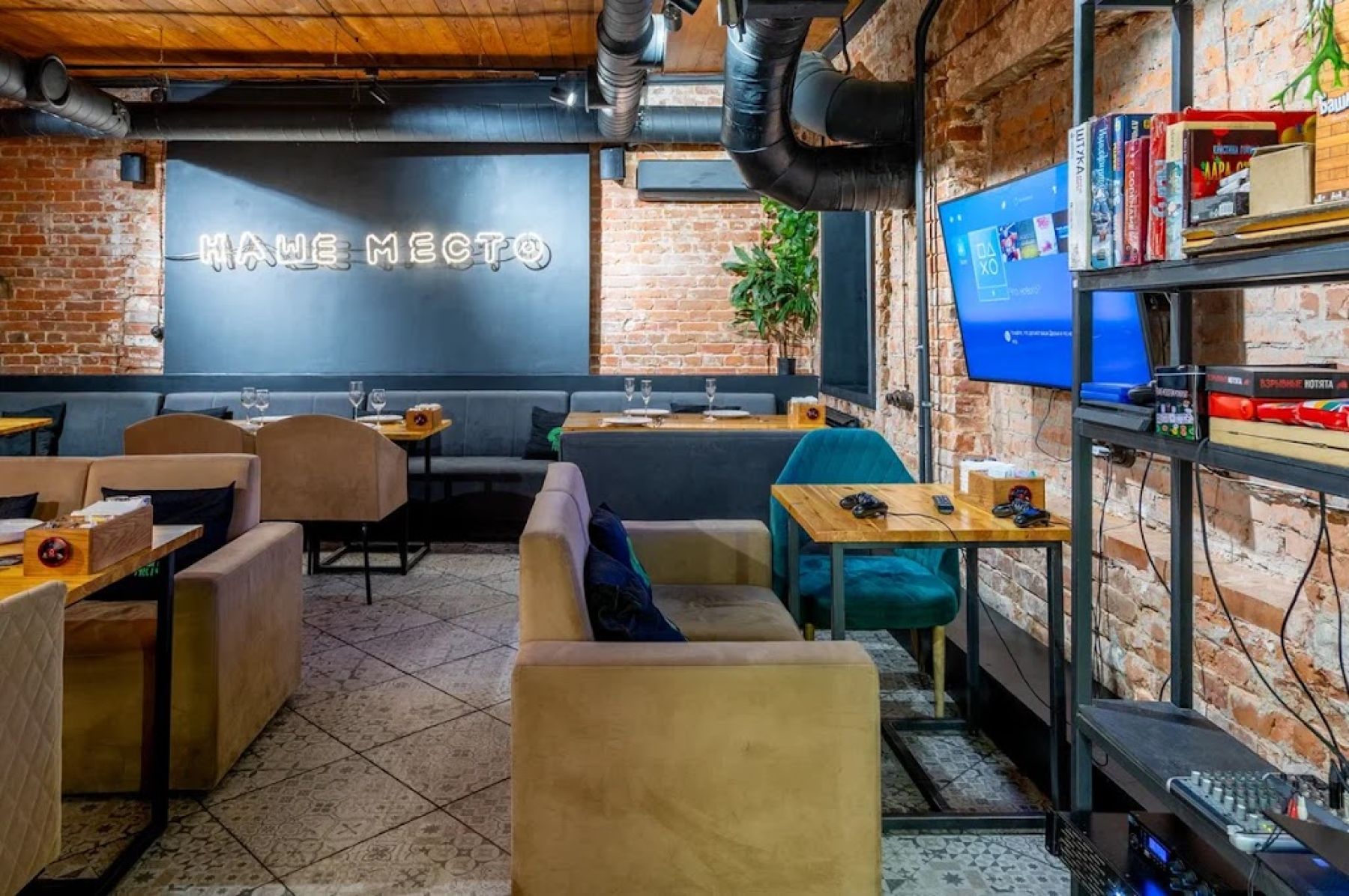 Сервировка стола в банкетном зале