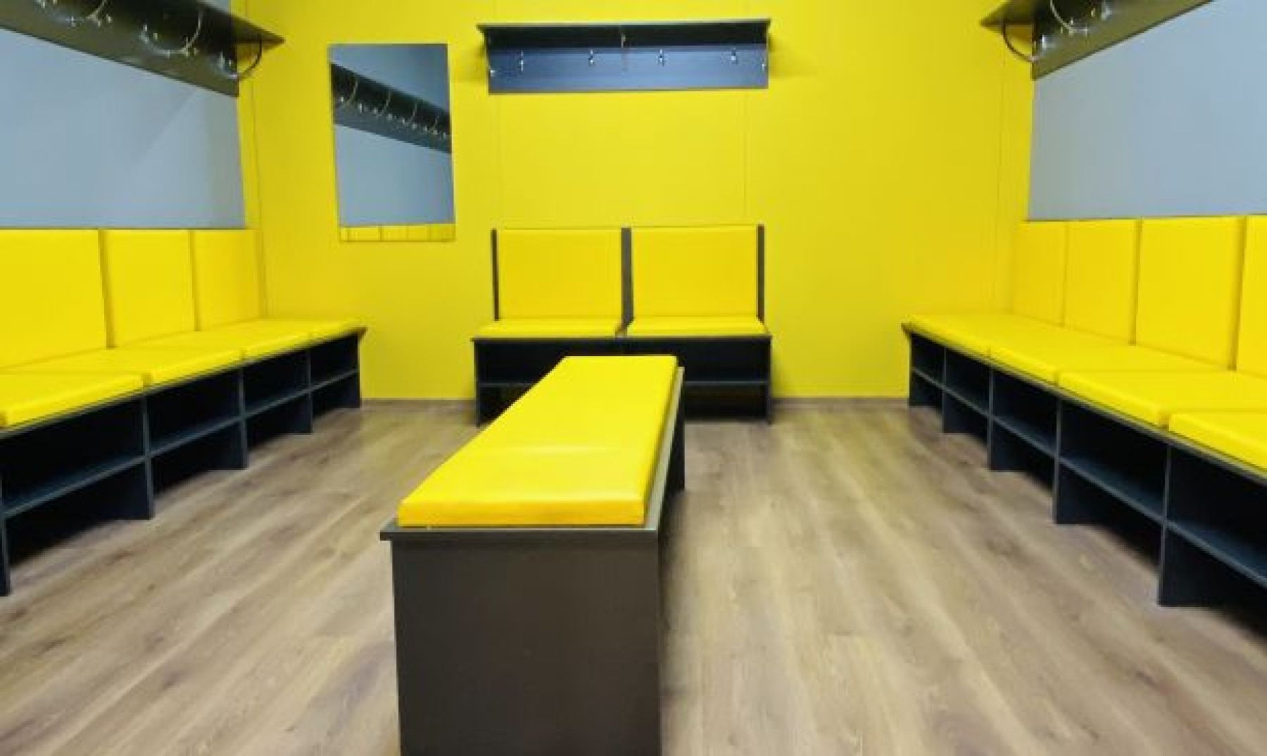 Интерьер футбольного манежа «Барс»