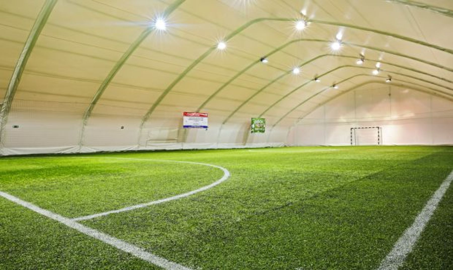 Крытое футбольное поле в СК «Остров»