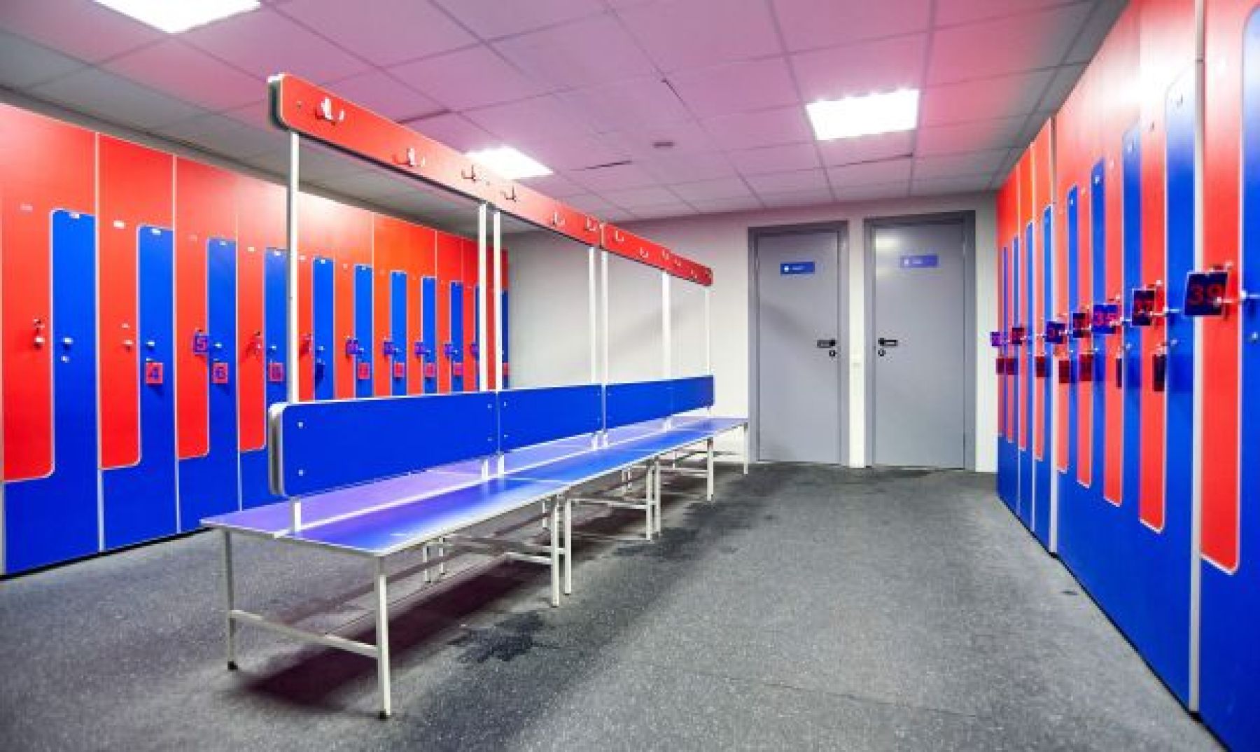 Душевая в спортивном комплексе
