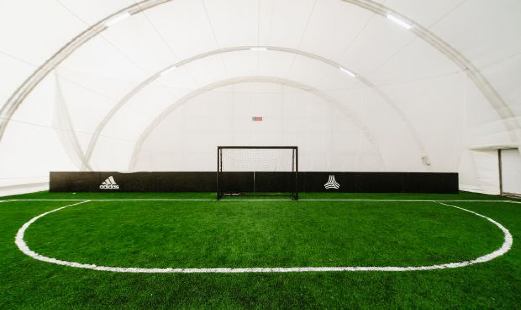 Искусственная трава на футбольном поле манежа «Красная Пресня»