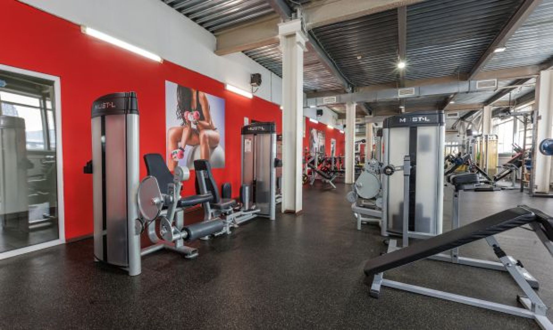 Кафе с панорамным видом на ледовую площадку в СК «Арктика»