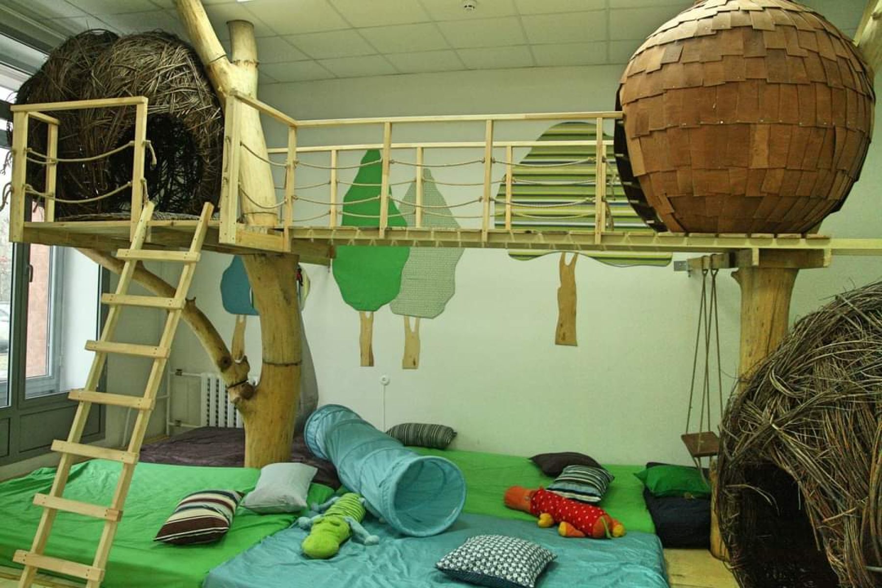 Детское пространство для праздников с панорамными окнами