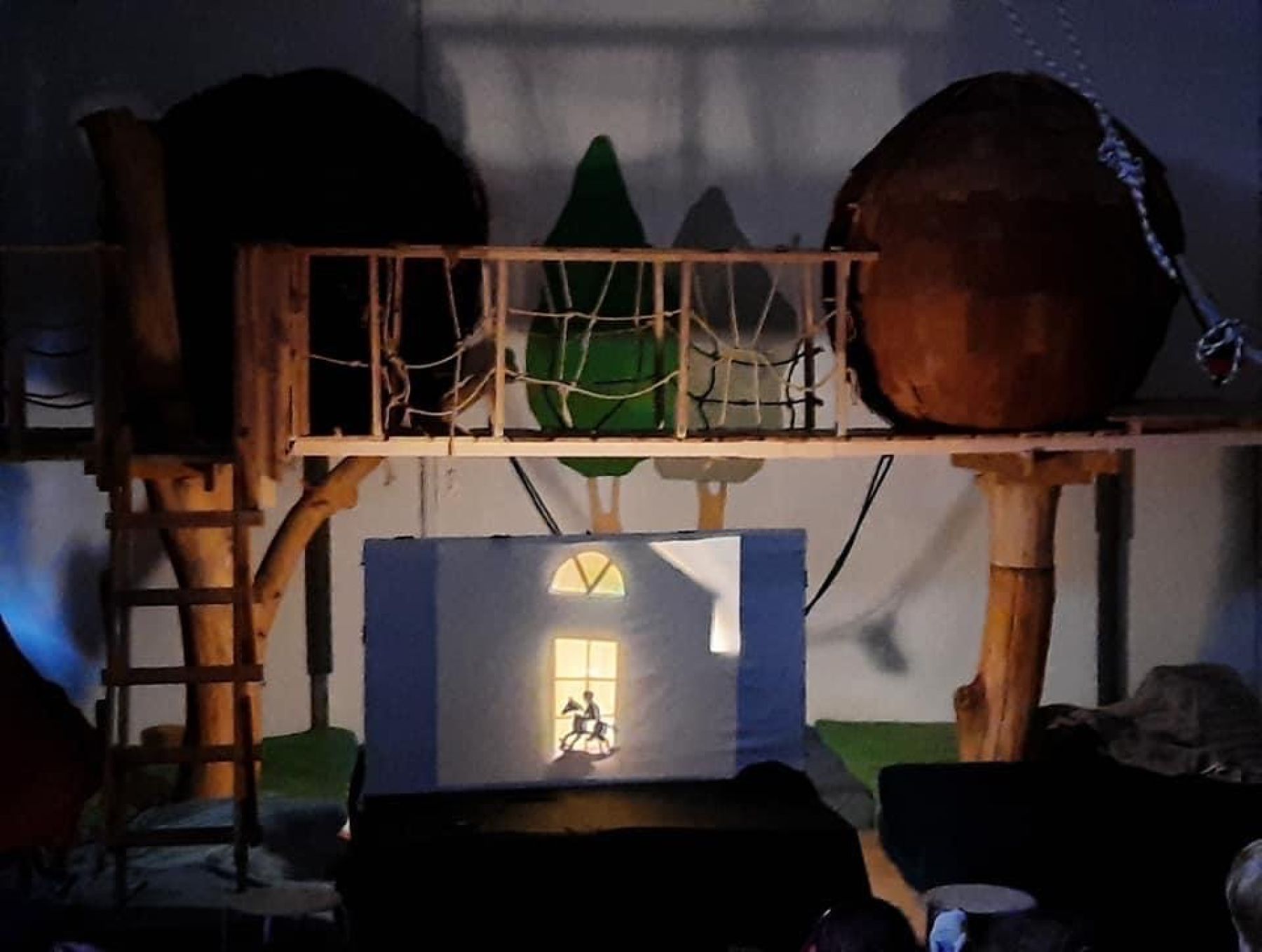 Деревянный интерьер детского пространства