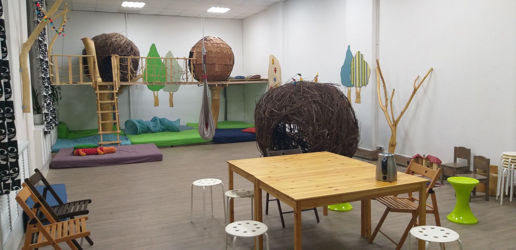 Качели и игровая зона для детей