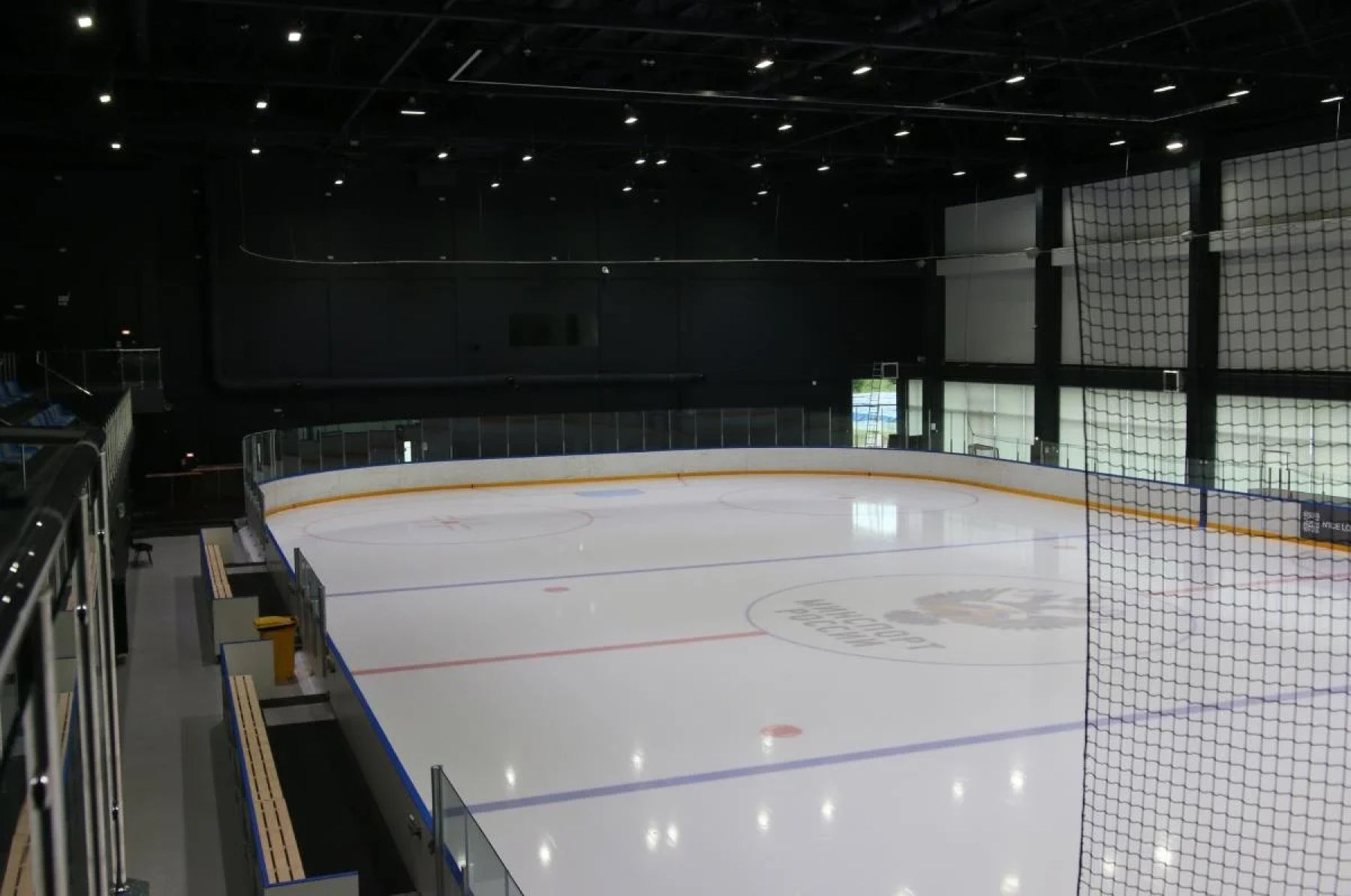 Трибуны на малой ледовой арене в Москве