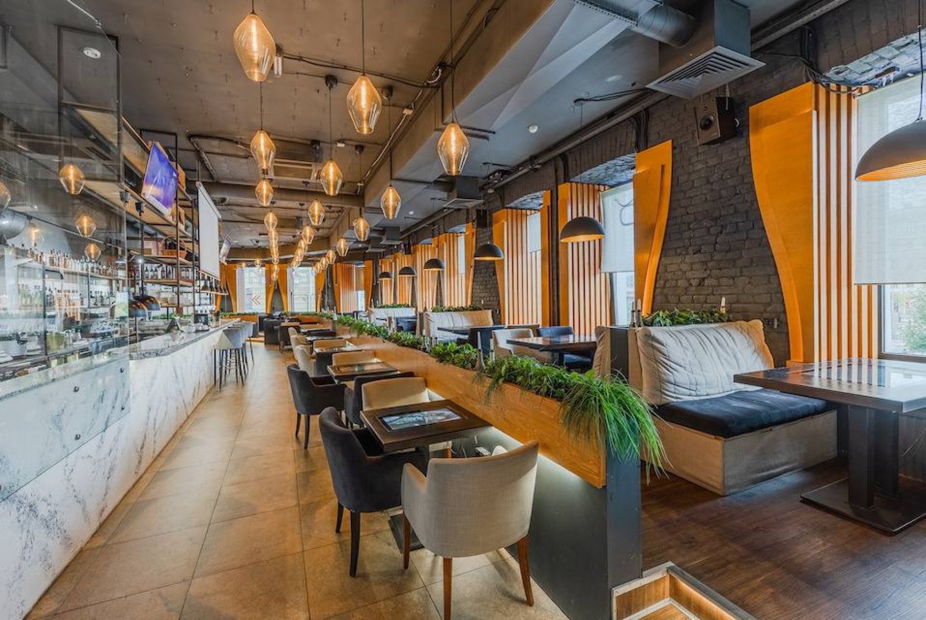 Интерьер ресторана Игристые с интерактивными столами