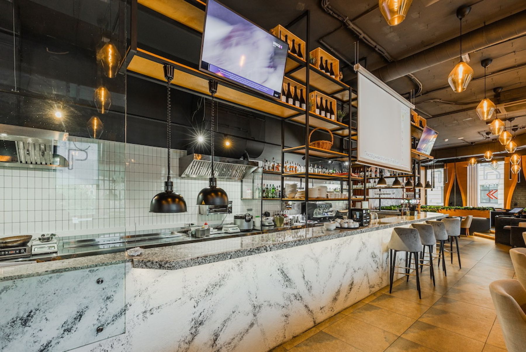 Открытая кухня в ресторане Игристые