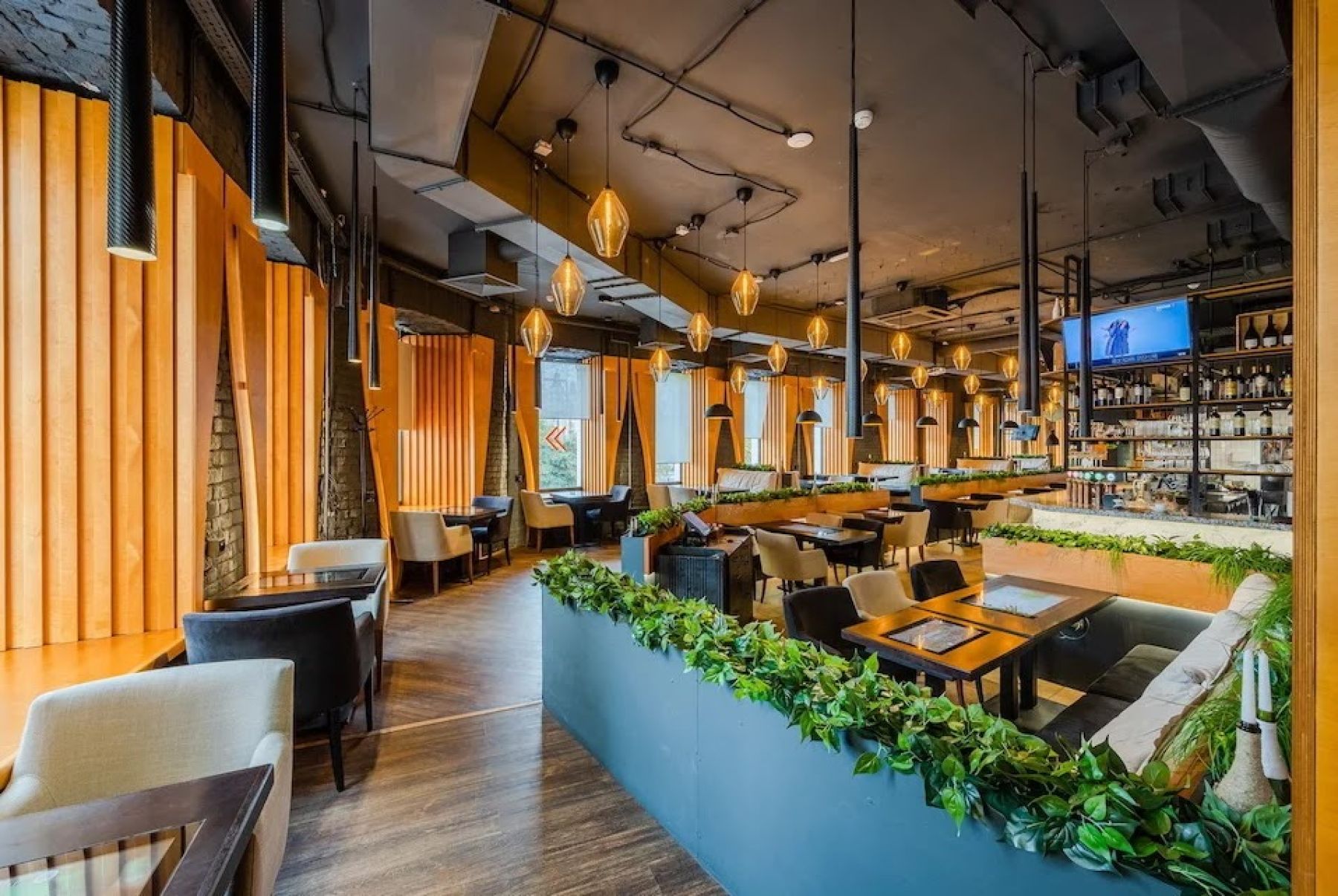 Сенсорные экраны на столах в ресторане Игристые