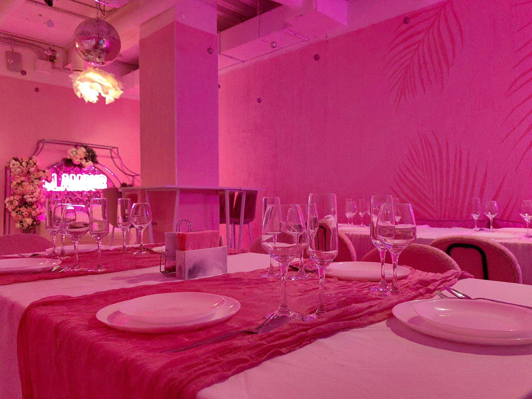 Интерьер лофта с диско-шаром