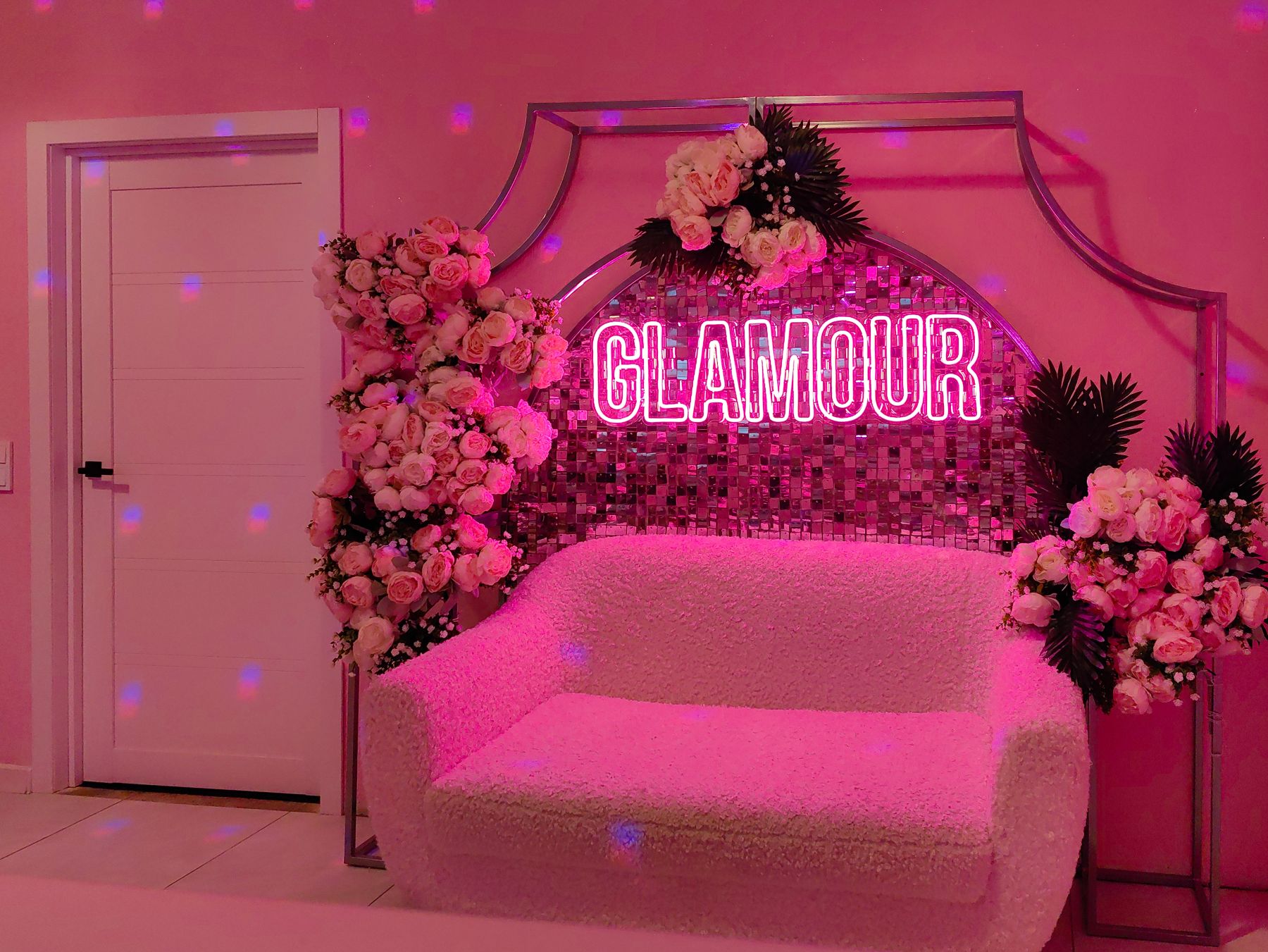 Лаундж-зона в розовом лофте