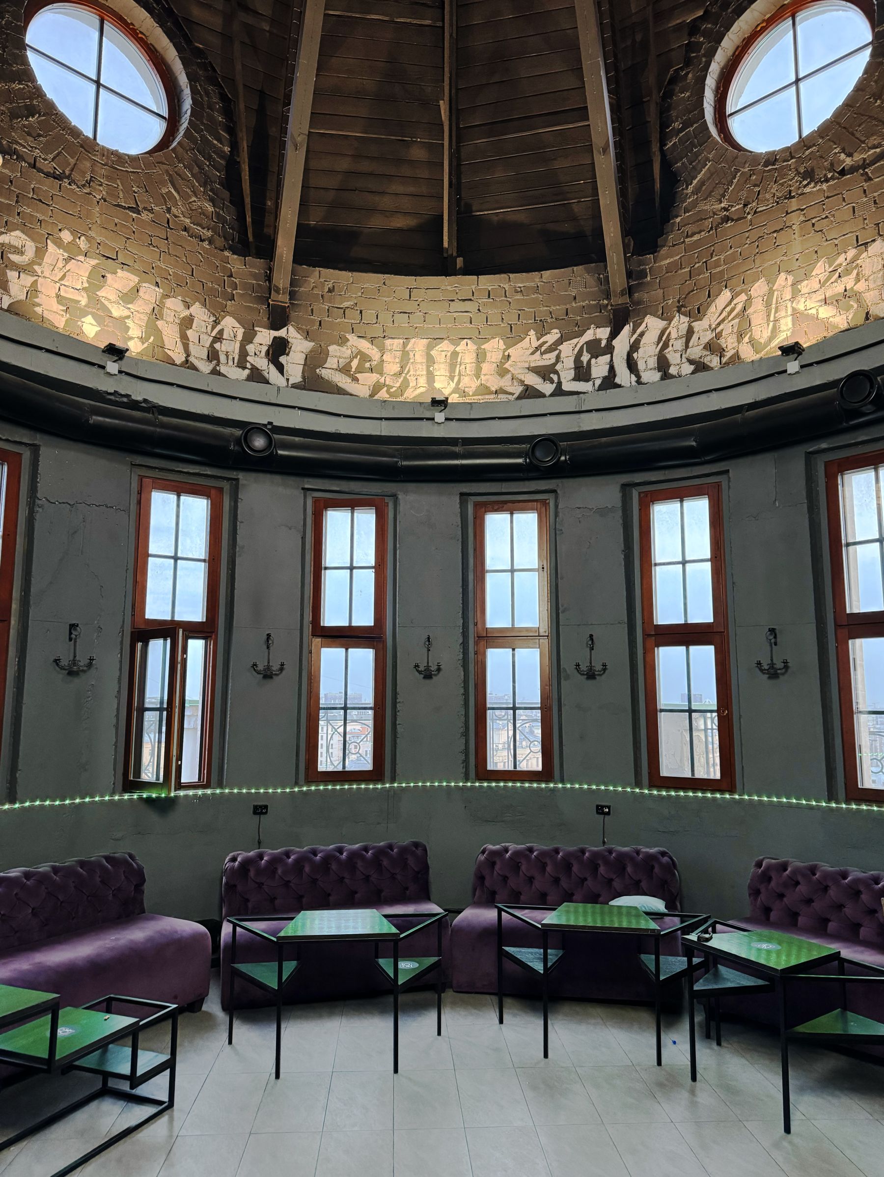 Внутренний интерьер арт-пространства на Маяковской