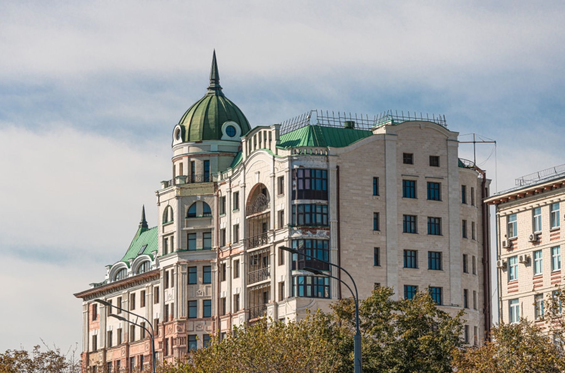 Вид на город из арт-пространства на крыше