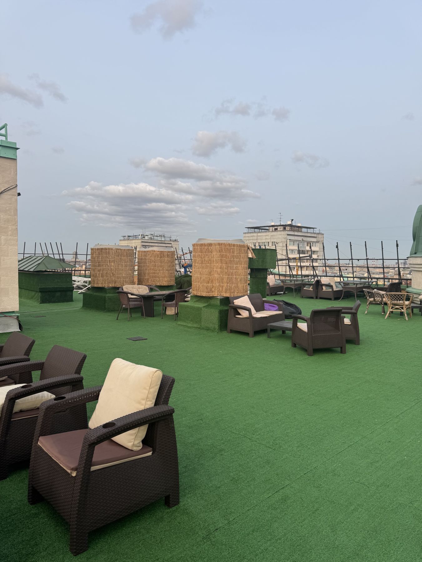 Стильный интерьер крыши для мероприятий