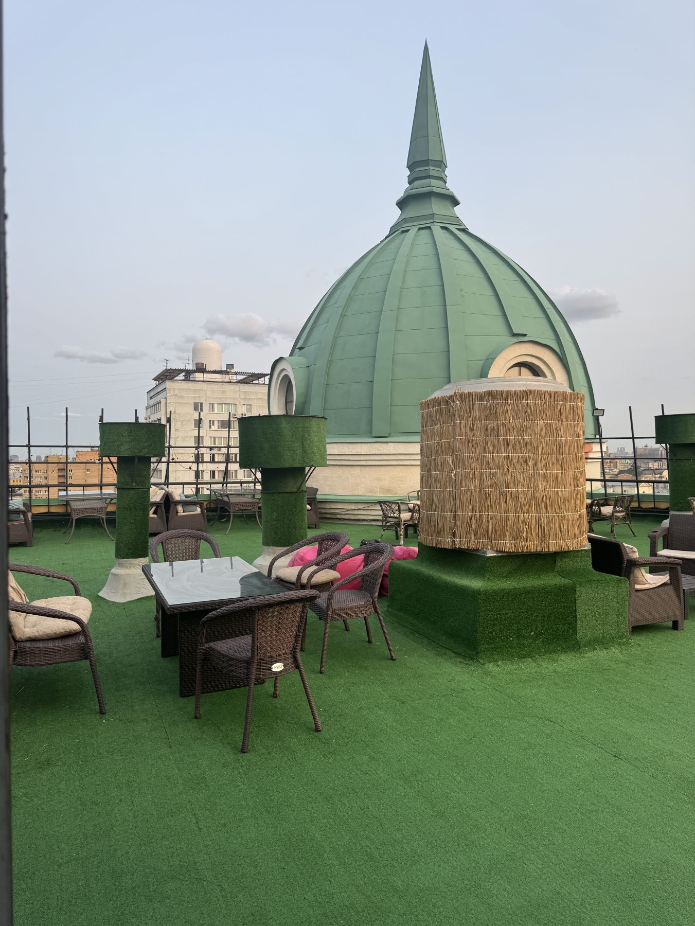 Крыша на Маяковской с зоной для отдыха
