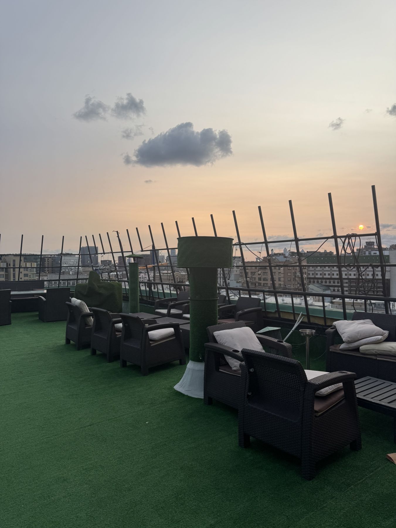 Крыша с сценой и зоной для курения