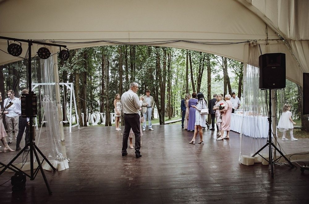 Изысканная белоснежная платформа для церемонии