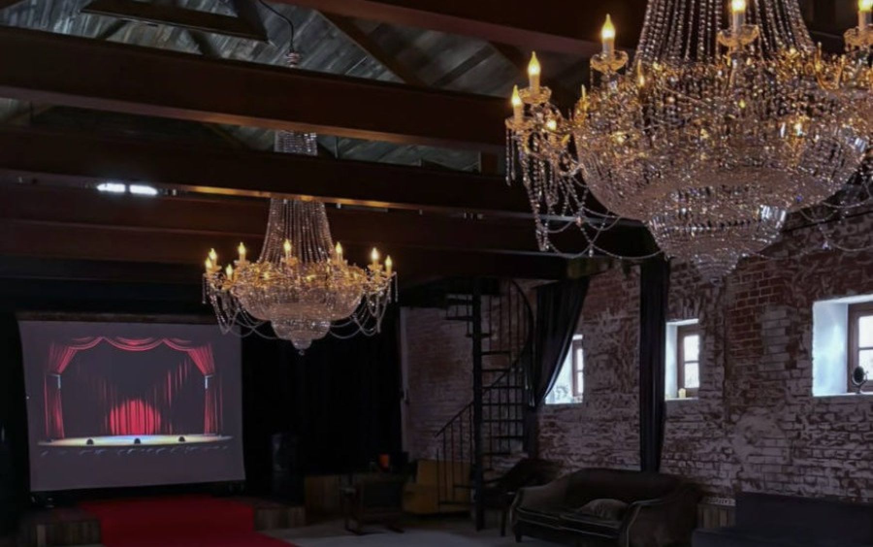 Лофт HORSE HOUSE с ретро интерьером