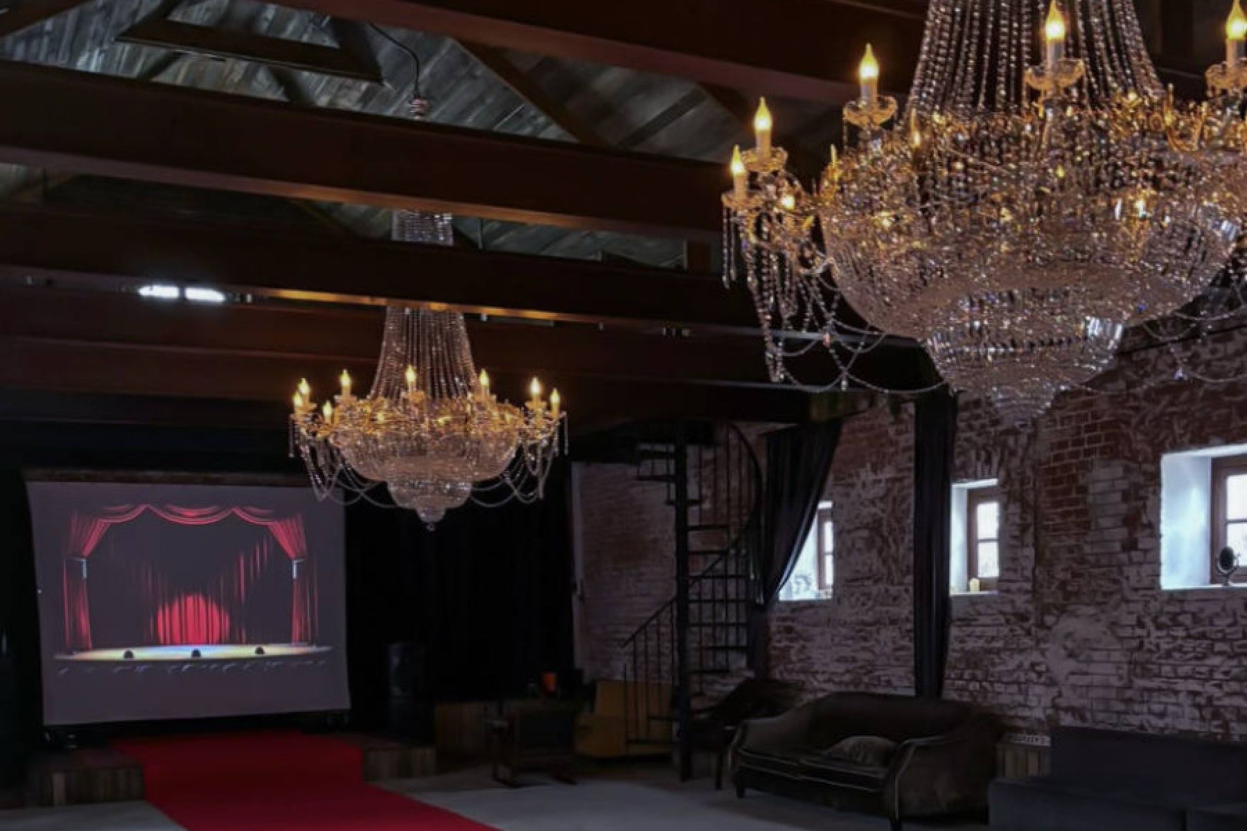 Зал для мероприятий в лофте HORSE HOUSE