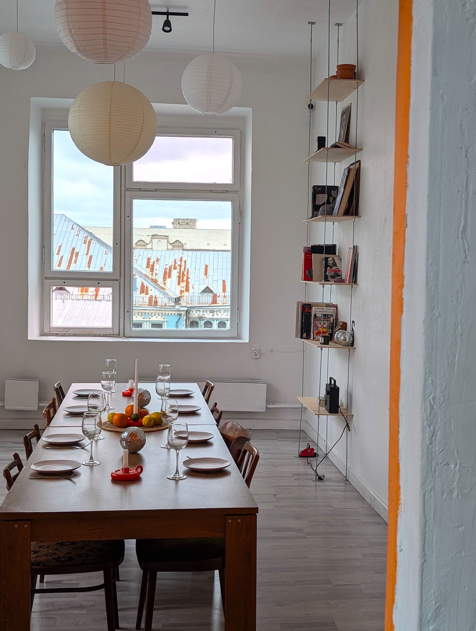 Интерьер лофта с высоким потолком и дизайнерскими элементами