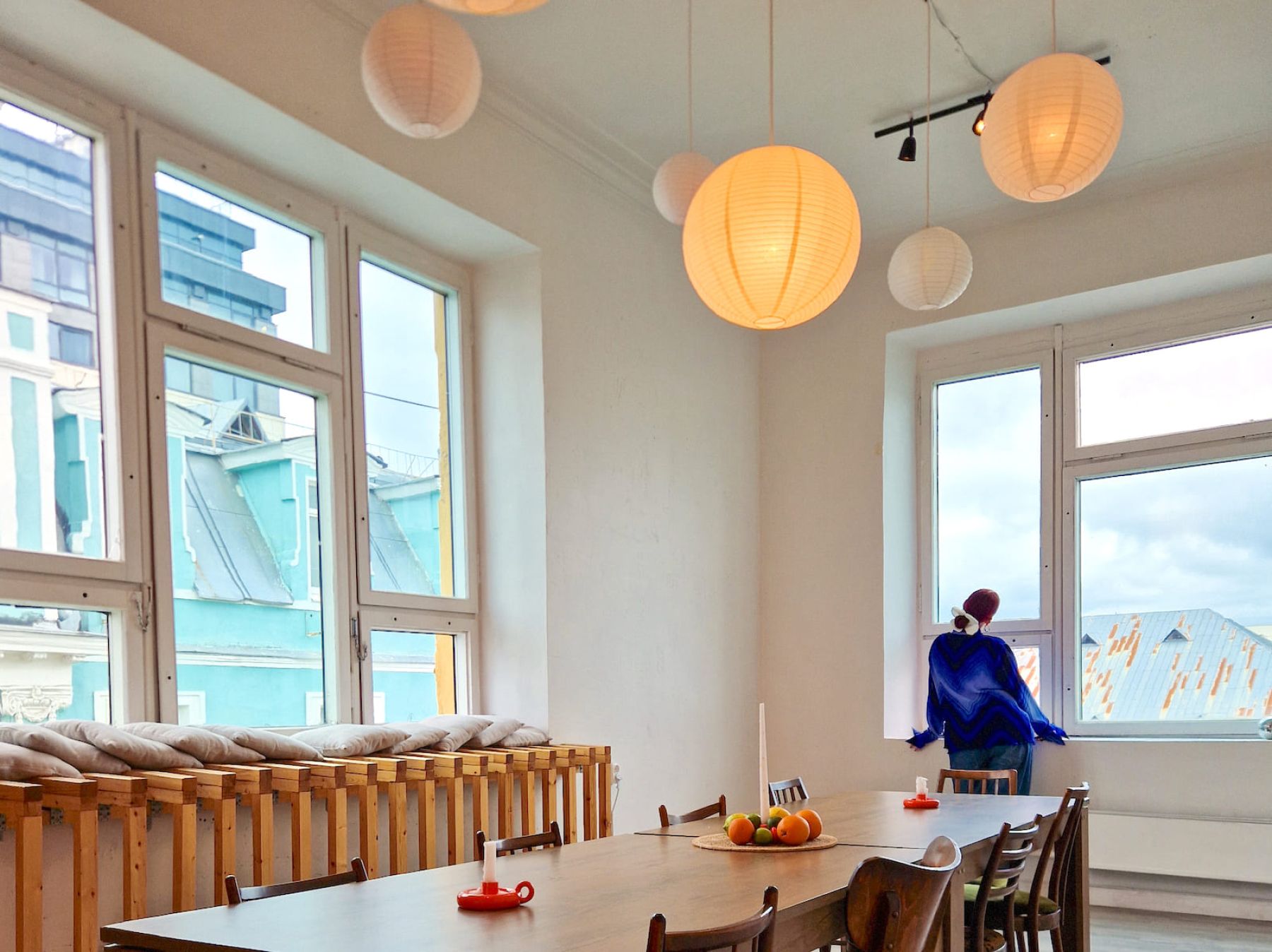 Уютный диван в панорамном лофте в Москве