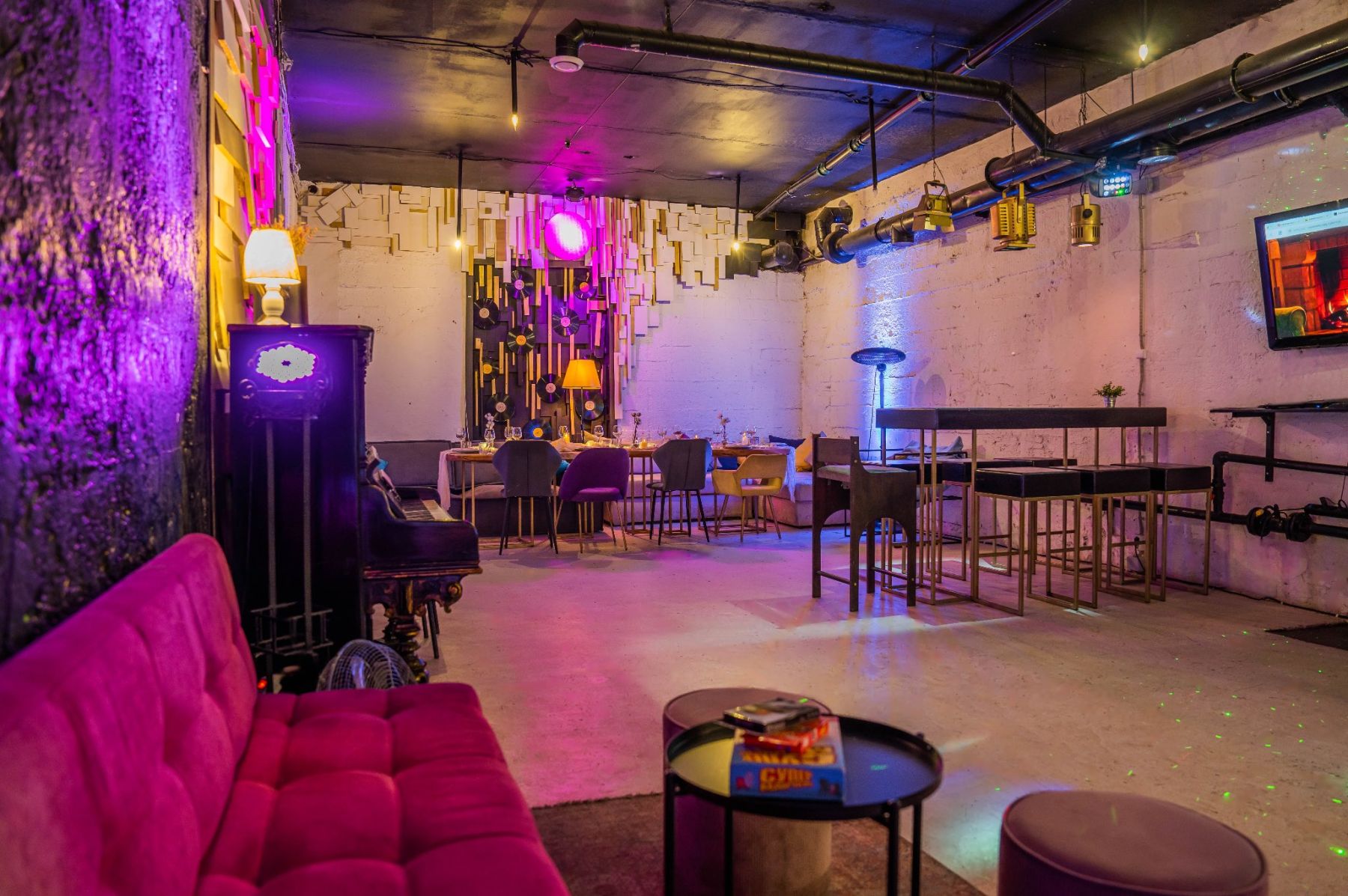 Барная стойка в лофте Hideout