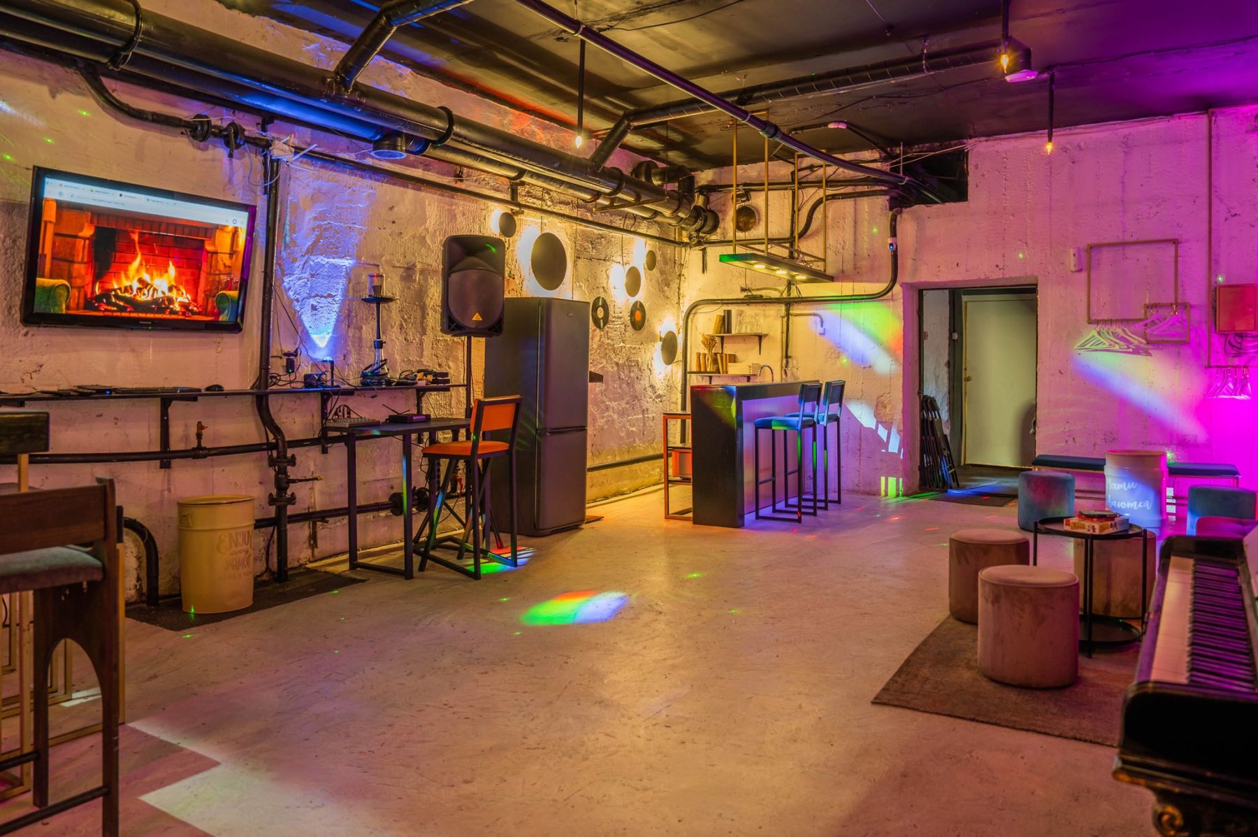 Уютная зона для мероприятий в лофте Hideout