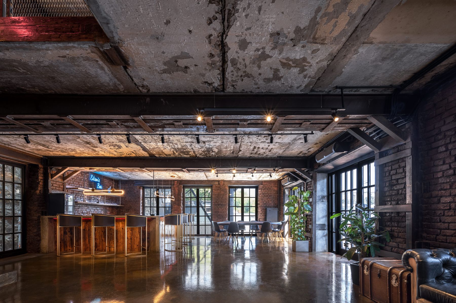 Двухуровневый банкетный зал Edison Hall с барной стойкой