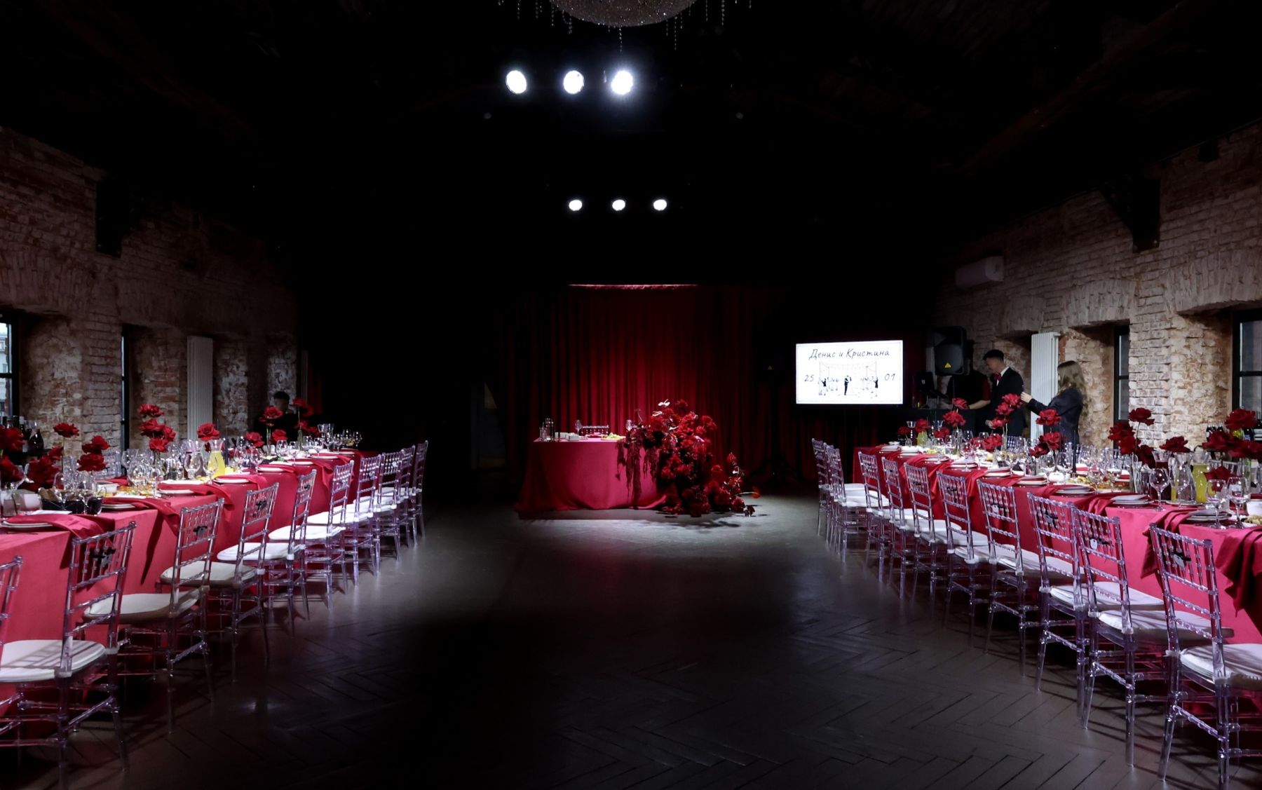 Интерьер мансарды Tesla Hall с дубовым потолком