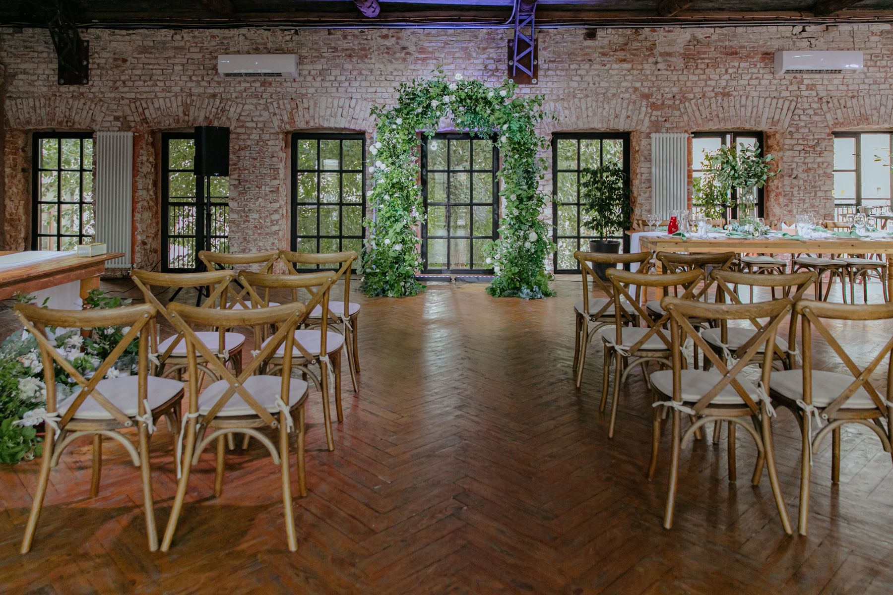 Элегантный интерьер мансарды Tesla Hall